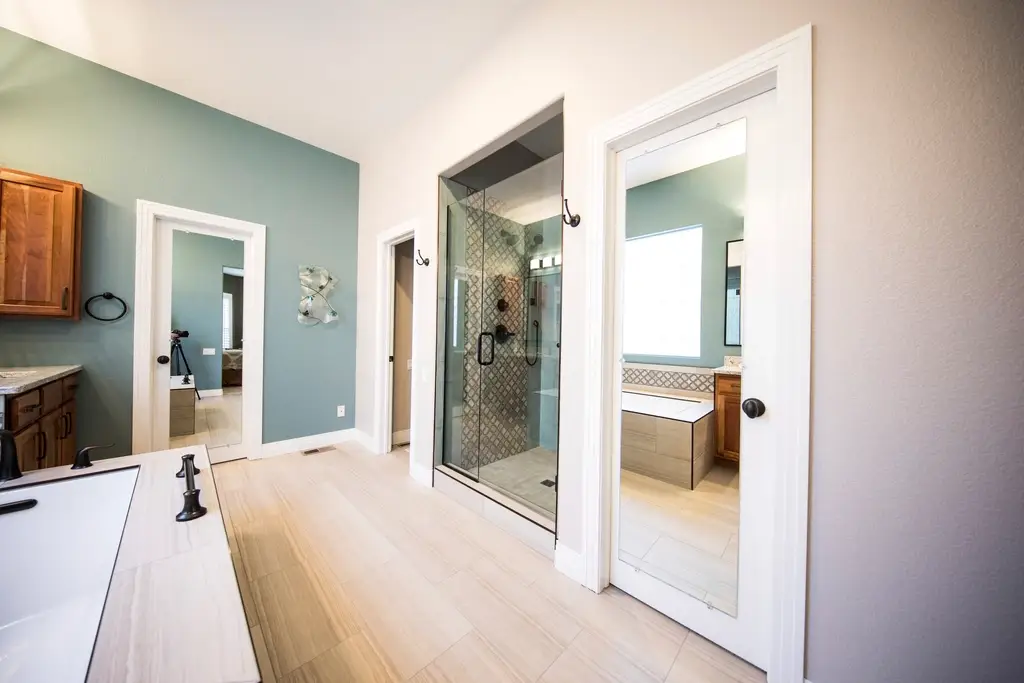 Contemporary bathroom with an open shower area